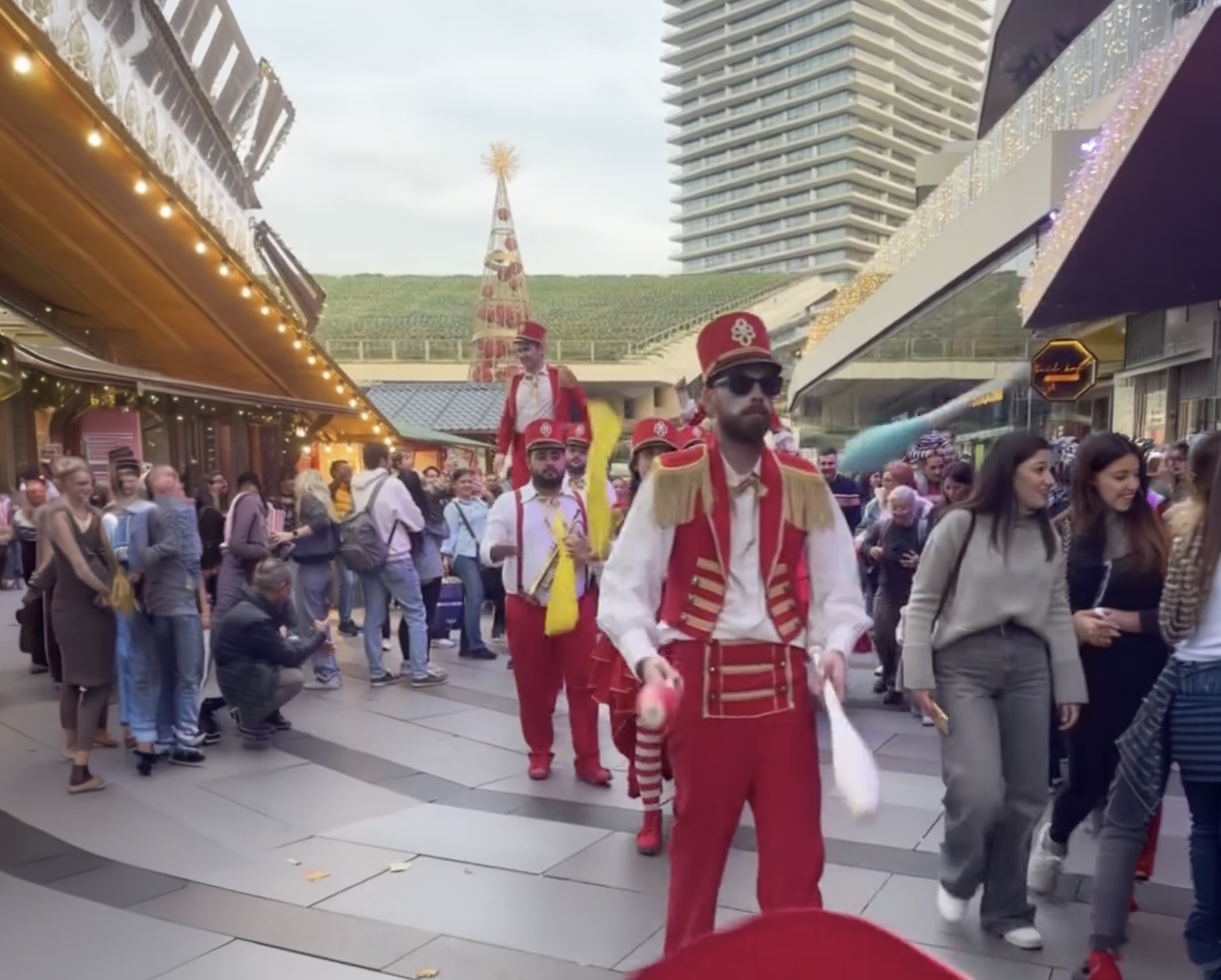 Portföyümüzden bir proje… Zorlu Center Yeni Yıl Parkı’nda, bando ve kortej etkinliği